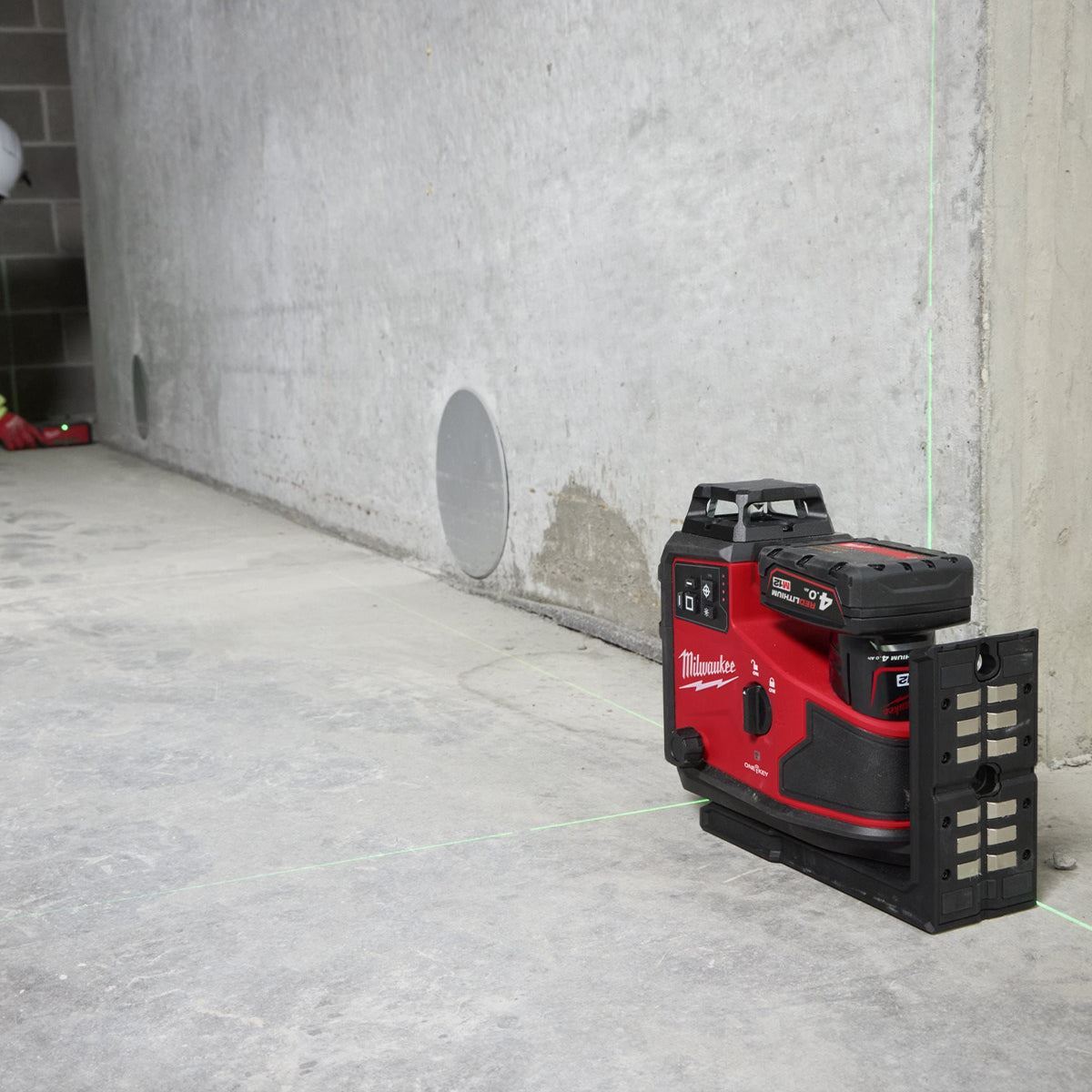 Milwaukee M12A3PLO-0C 12V M12 Green Auto Alignment 360° 3 Plane Laser with 1 x 2.5Ah Battery Charger Case & Laser Tripod